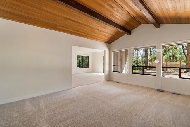 Building Photo - A Spacious Home in the Prestigious Sahalee...