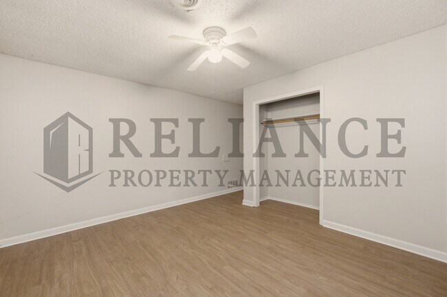 Building Photo - 903 E Osie St