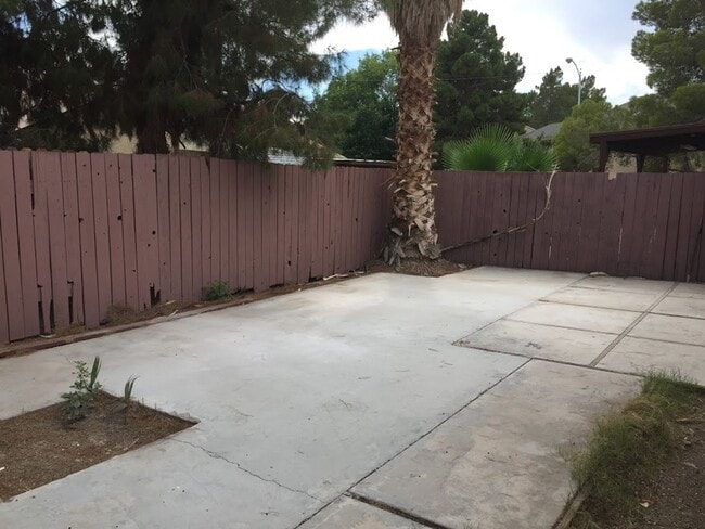 Building Photo - Stunning single story house single family.