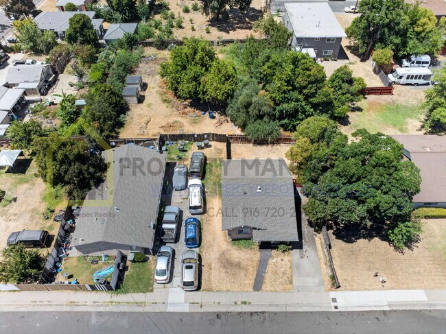 Building Photo - Charming 2-Bedroom Bungalow Retreat in Sacramento