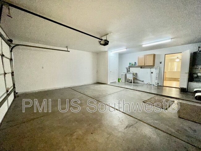 Building Photo - 4891 S Rinaldi Dr