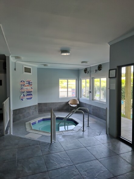 Jacuzzi - 4430 Noble Ave