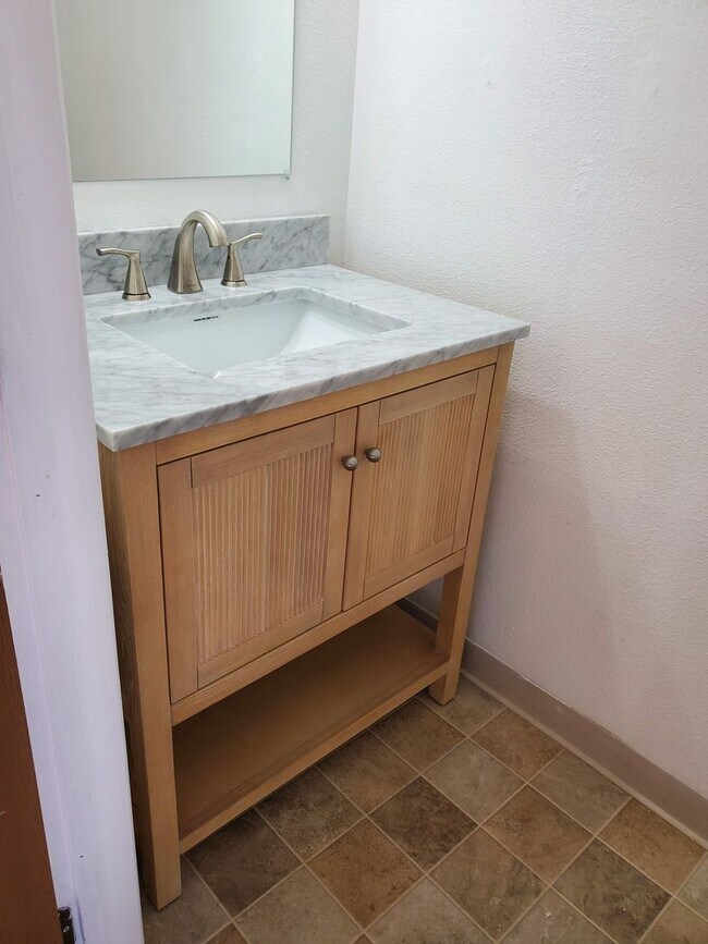 Building Photo - Townhome (end unit) with 2 bedrooms, 1.5 bath