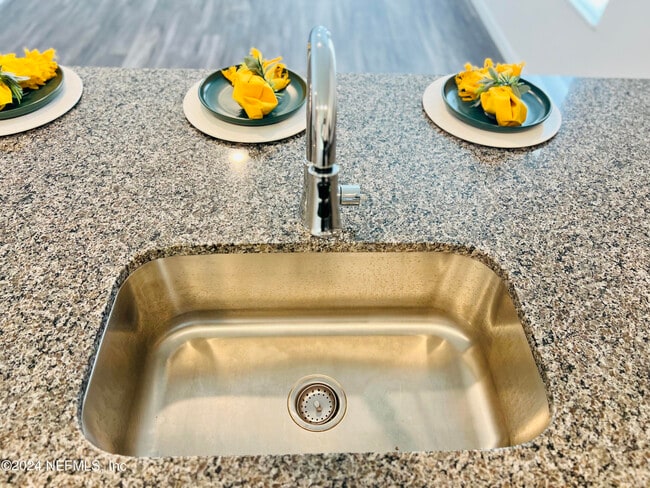 Building Photo - 535 S Woodlawn St