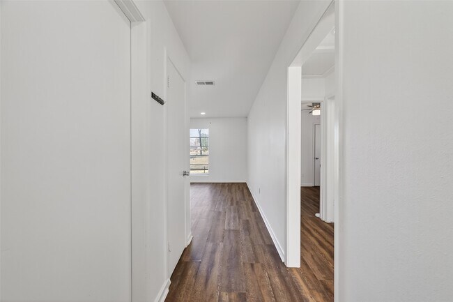 Building Photo - 23567 Pine Forest Dr