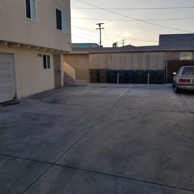 Building Photo - 1032 W 103rd St