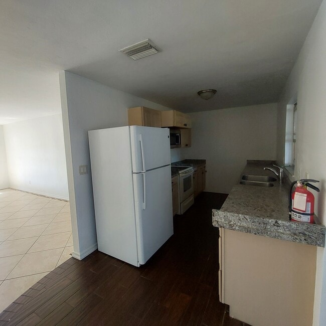 Building Photo - 1213 SW 48th Ter