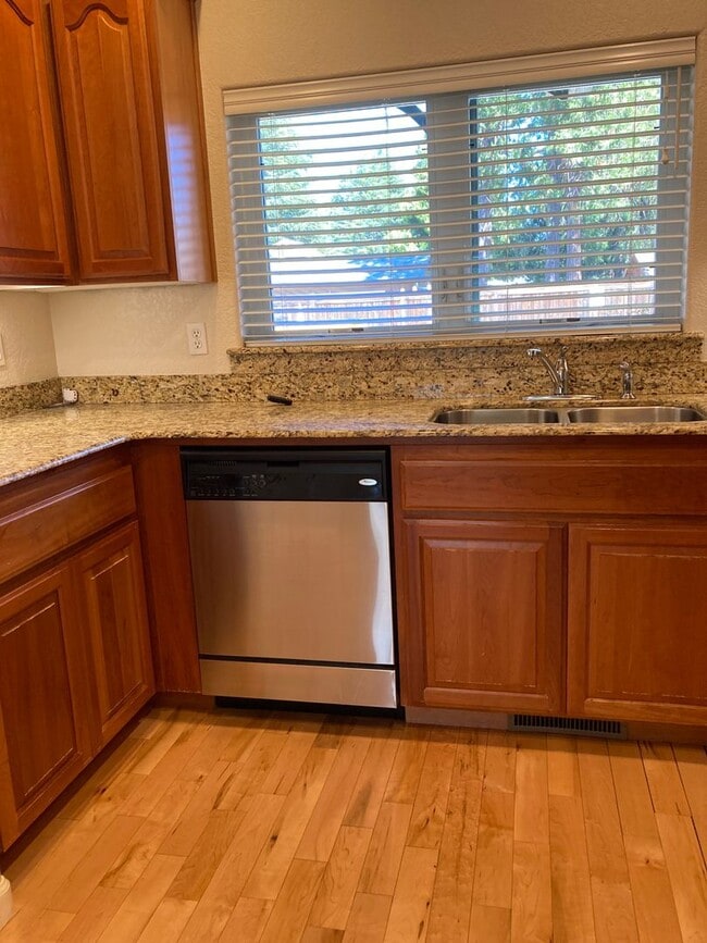 Building Photo - 2 Bedroom 2.5 Bath Townhome