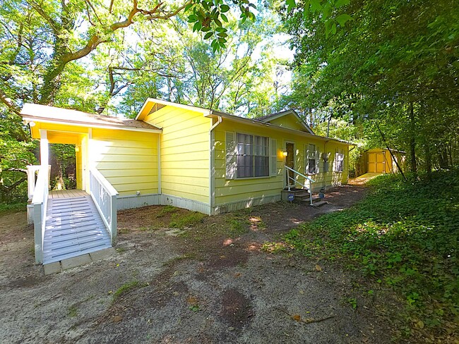 Building Photo - Welcome to this charming 3 bedroom, 2 bath...