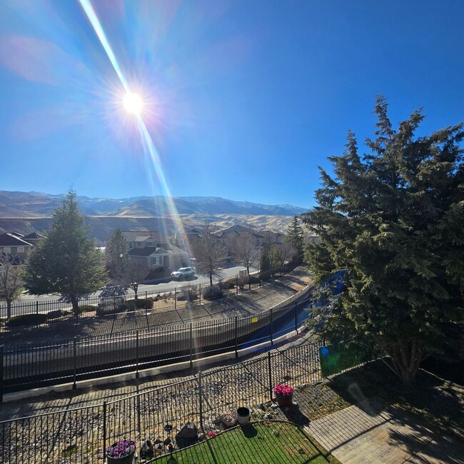 Building Photo - Gorgeous Mountain Views