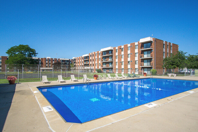 Pool and sundeck - Riverwood Apartment Homes