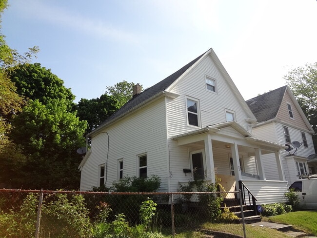 Building Photo - HUGE SINGLE FAMILY FOR RENT !!