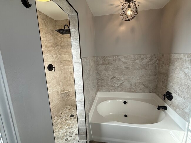 Building Photo - 8511 Stonebridge Dr