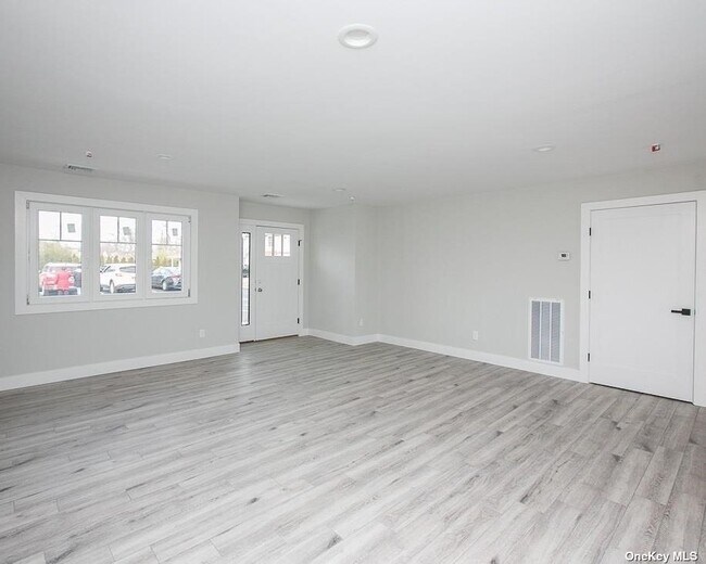 Building Photo - 170 W Montauk Hwy