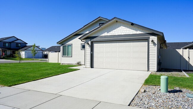Building Photo - New to the market 3 bedroom 2 bath home.