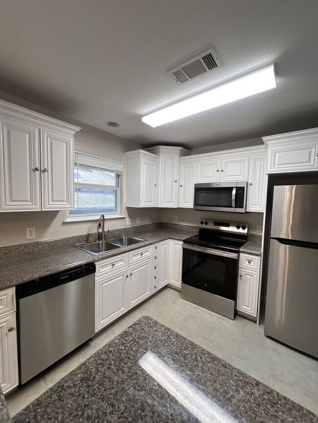 Building Photo - **Modern 3BR/2.5BA Home with Garage & Spac...