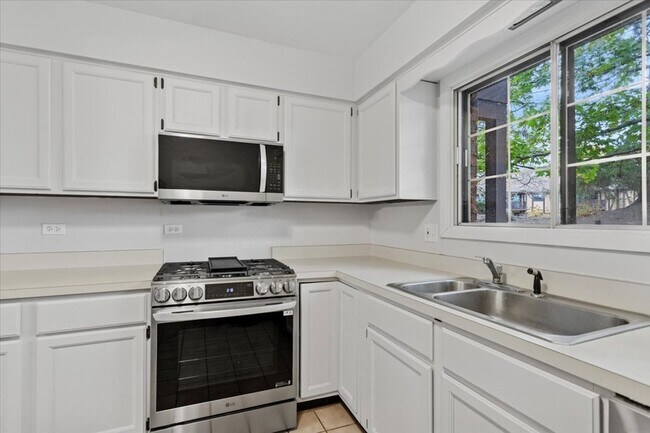 Building Photo - 1601 Thames Ct