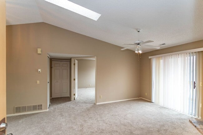 Building Photo - Cozy 2-Bed Condo with Fireplace, Garage & Pool Access Near Shopping!