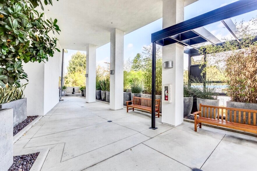 Building Photo - 4111 Sunset Blvd