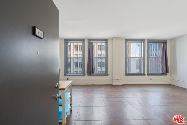 Building Photo - 215 W 7th St