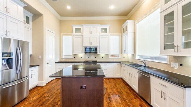 Building Photo - 2191 Helsminster Dr
