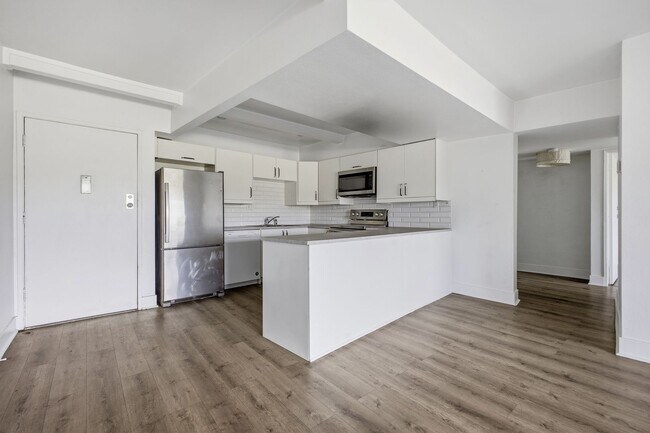 Building Photo - Stunning Echo Park 2 Bed / 1 Bath with Breathtaking Lake Views
