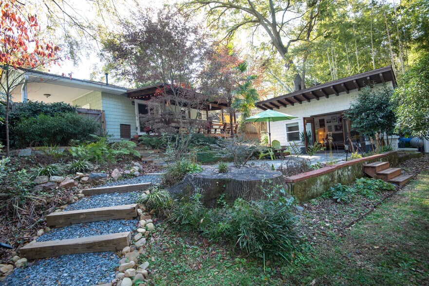 Building Photo - 1096 Oakfield Dr SE