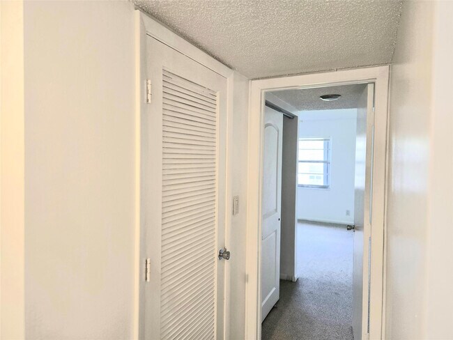 Building Photo - 1100 NW 87th Ave