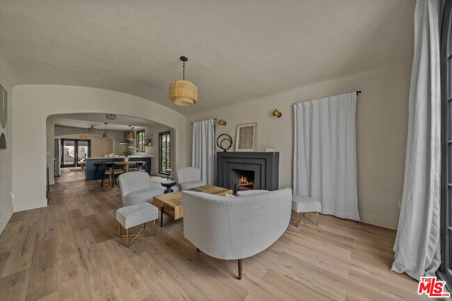 Building Photo - 8822 Rosewood Ave