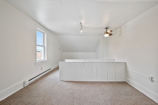 Building Photo - 2 bed 1 bath with fresh updates - great location, fenced in yard