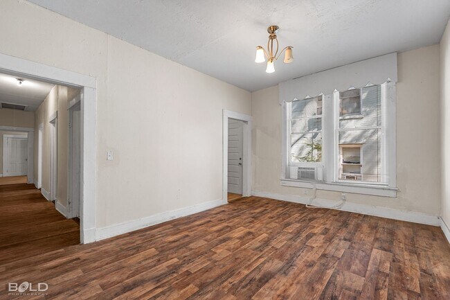 Building Photo - 2 bed 1 Bath Duplex