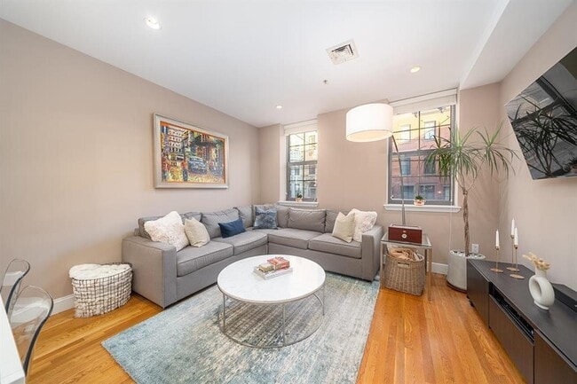 Building Photo - 822 Garden St