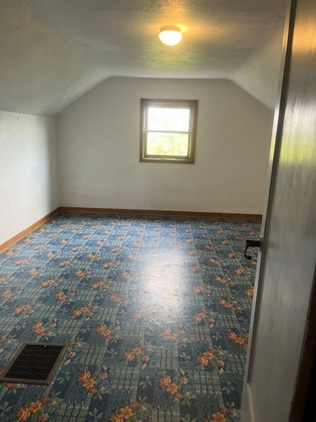 Building Photo - Spacious 3 bedroom home, available now!