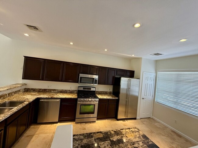 Building Photo - Close to shopping and easy access to Freeway!!!