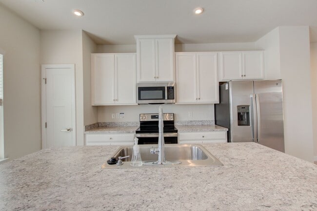 Building Photo - Like New End Unit Townhome, 3 Bed 2.5 Bath