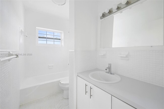 Building Photo - 141 NE 10th Ave