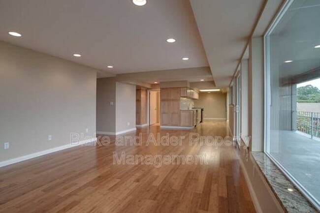 Building Photo - 4330 SW Council Crest Dr