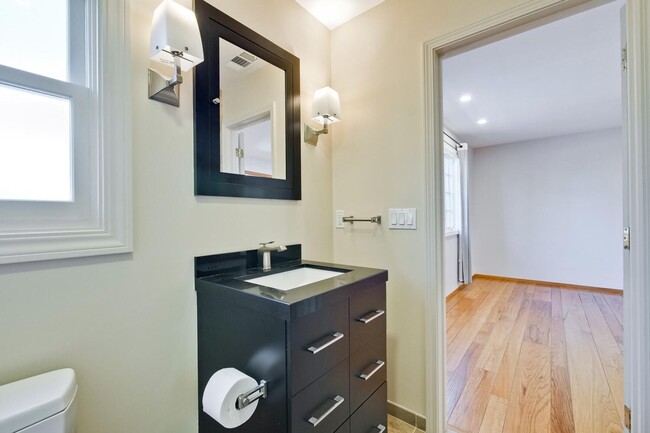 Building Photo - Beautiful 4 bedroom, 3 bath in desirable C...