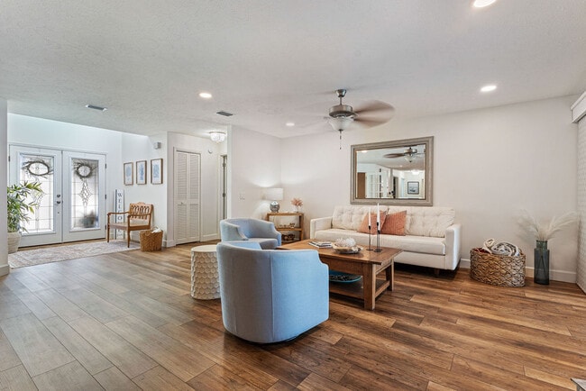 Building Photo - 6611 Surfside Blvd