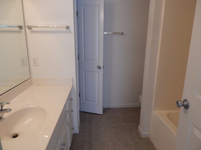 Building Photo - End Unit 3 Bedroom/3 Bath in Saylor's Watch. Trash included!