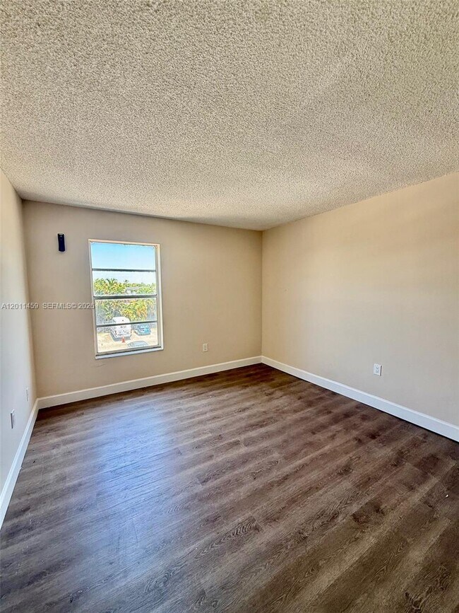 Building Photo - 1755 W 60th St