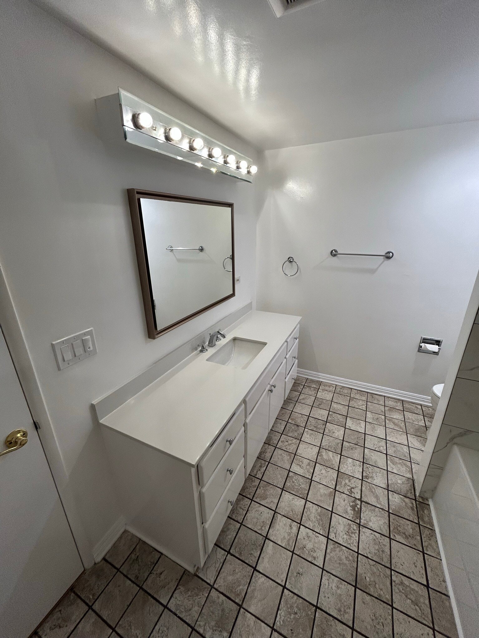 Bathroom - 289 S Barrington Ave