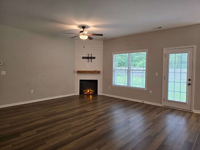 Building Photo - Beautiful 3-Bedroom Home with Bonus Room, Modern Finishes & a Huge Fenced Backyard