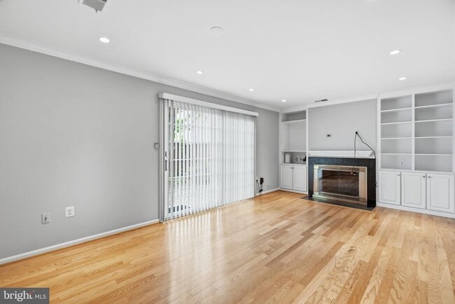 Building Photo - 6924 Mclean Park Manor Ct
