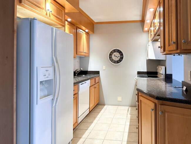 Building Photo - 1575 SW Silver Pine Way