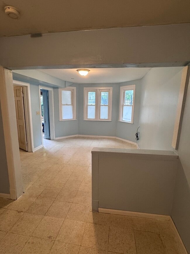 Building Photo - 3717 W Dickens Ave