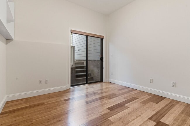 Building Photo - 2 Bed, 2 Bath, 2 Car Parking - Stunning Co...