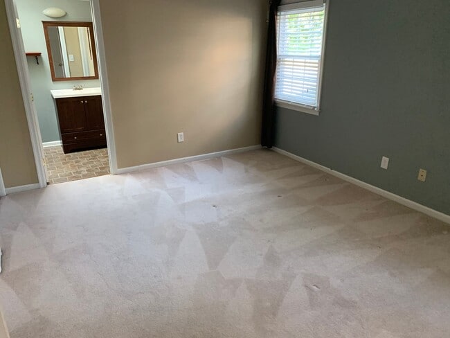 Building Photo - 3 Bedroom 2 Bathroom House