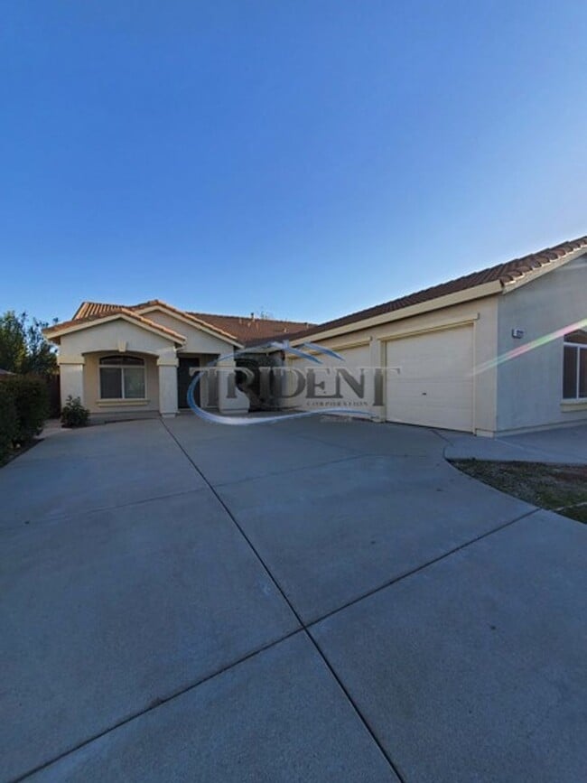 Building Photo - 4 bedroom, 2 bath house
