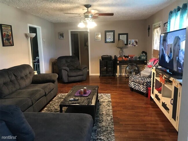 Primary Photo - 3 br, 2 bath House - 206 S 1st Street